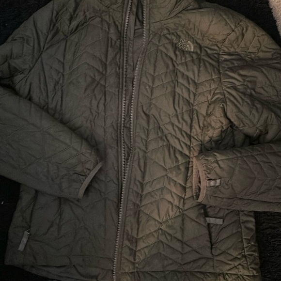 The North Face Jackets & Blazers - Green northface puffy coat with insulation